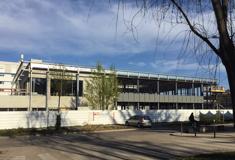 Axel'One Campus avance - la façade rideau en cours et en images.