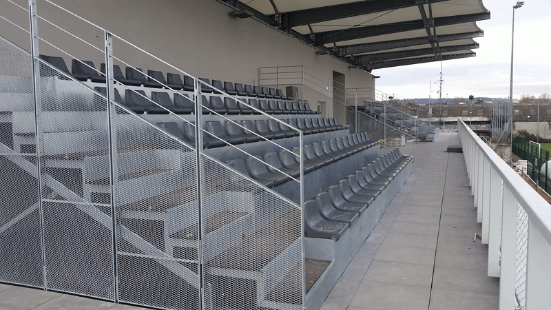 Les tribunes du stade d'Irigny : déménagement en cours.